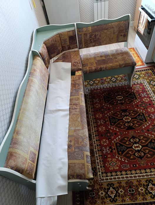 Кухонный стол угловой