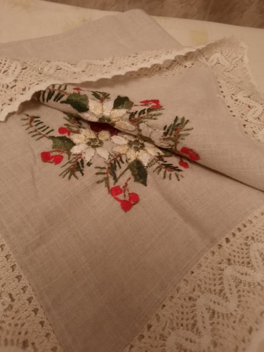 Fata de masa de Crăciun cusuta manual