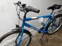 Vând bicicleta albastra