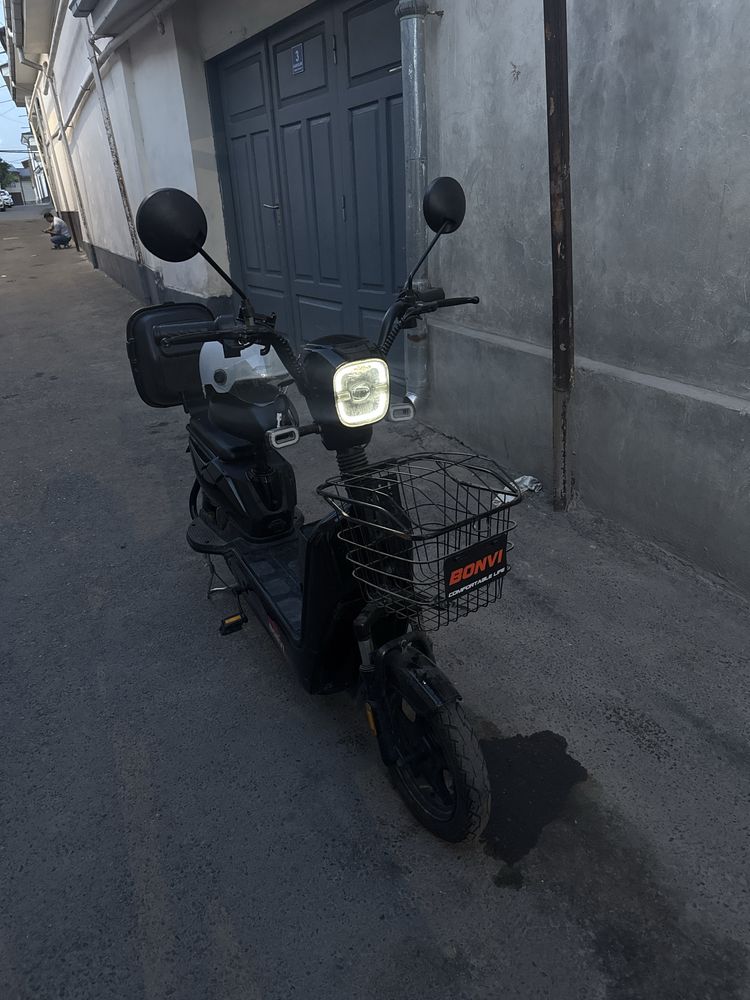 Skutr ideal yengi orqa pakrishka qoyilgan