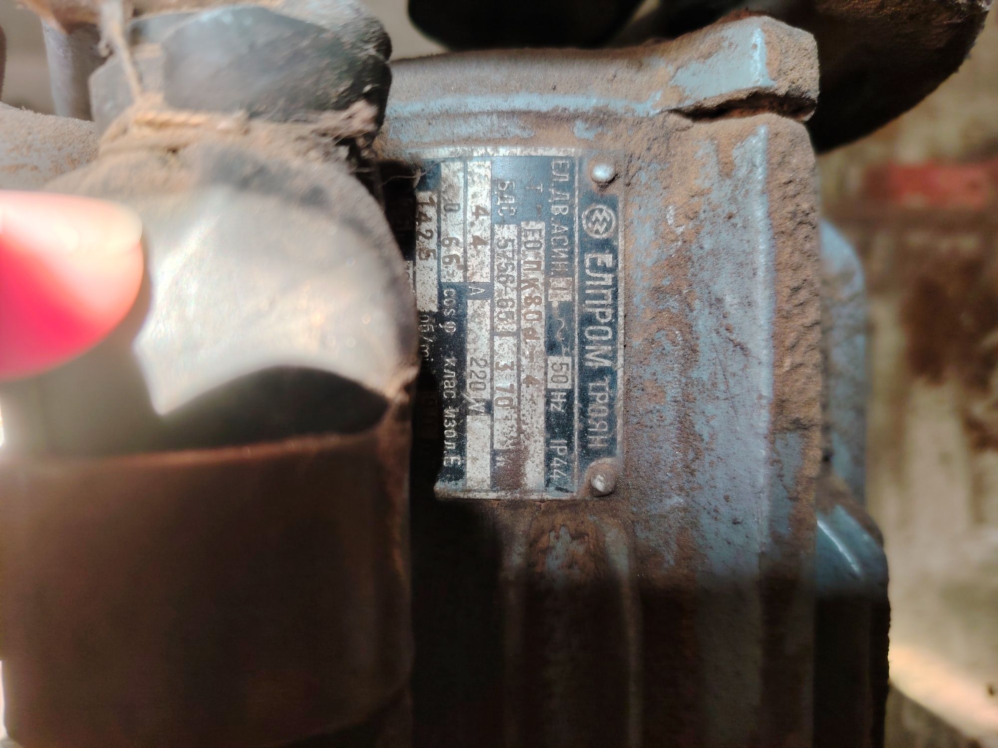 Настолна  бормашина с менгеме 220v