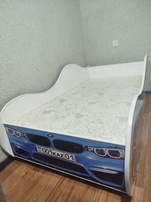 Детская кроватка машина