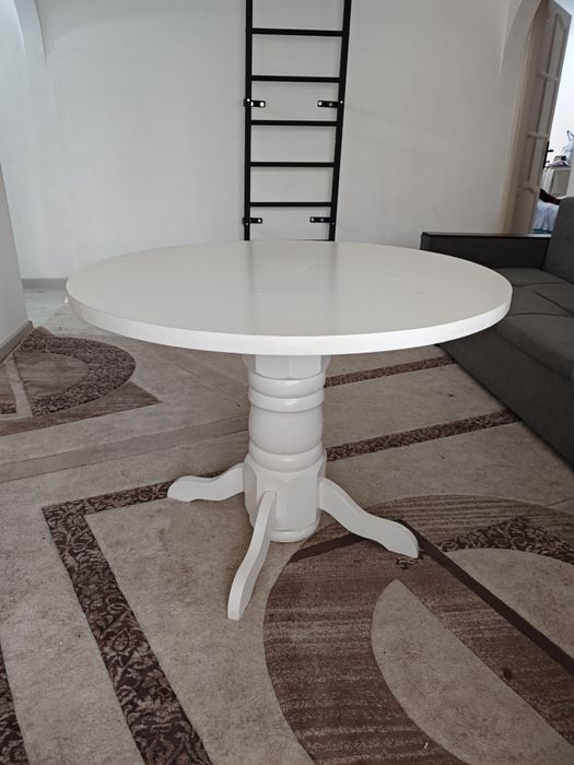 Продам стол круглый белый