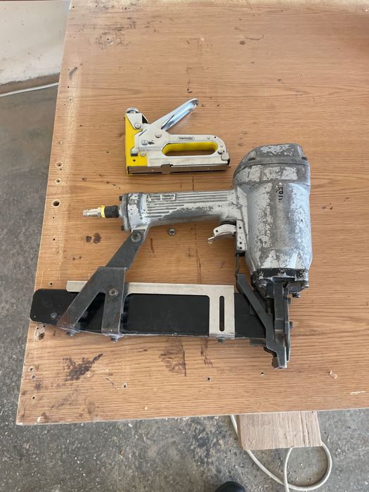 Пневматичен такер пневматичен пистолет за скоби и пирони