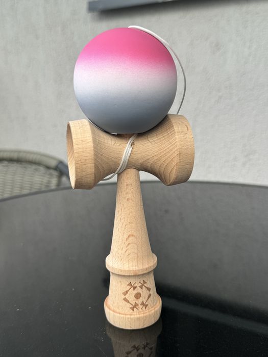 Kendama mat roz, alb, gri grip cu cutie
