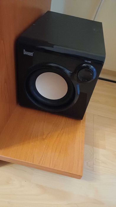 продавам настолен компютър с монитор, буфер и бюро