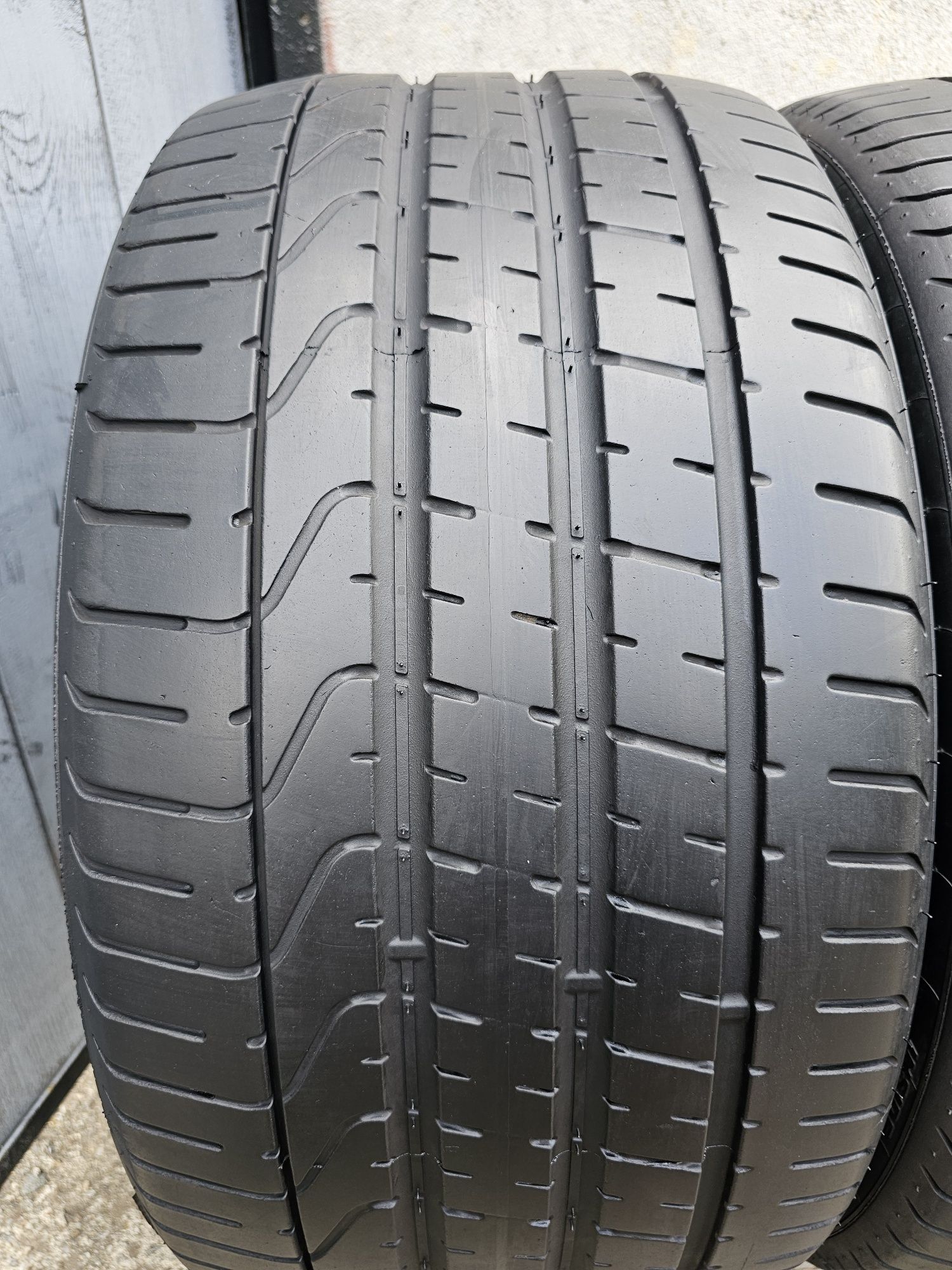 Vând două anvelope de vara pirelli p zero 295 35 21  dot 0820