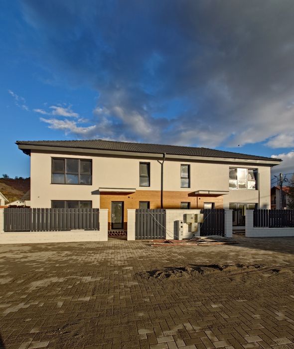 Case duplex la 3 minute de Tg Mureș în Livezeni