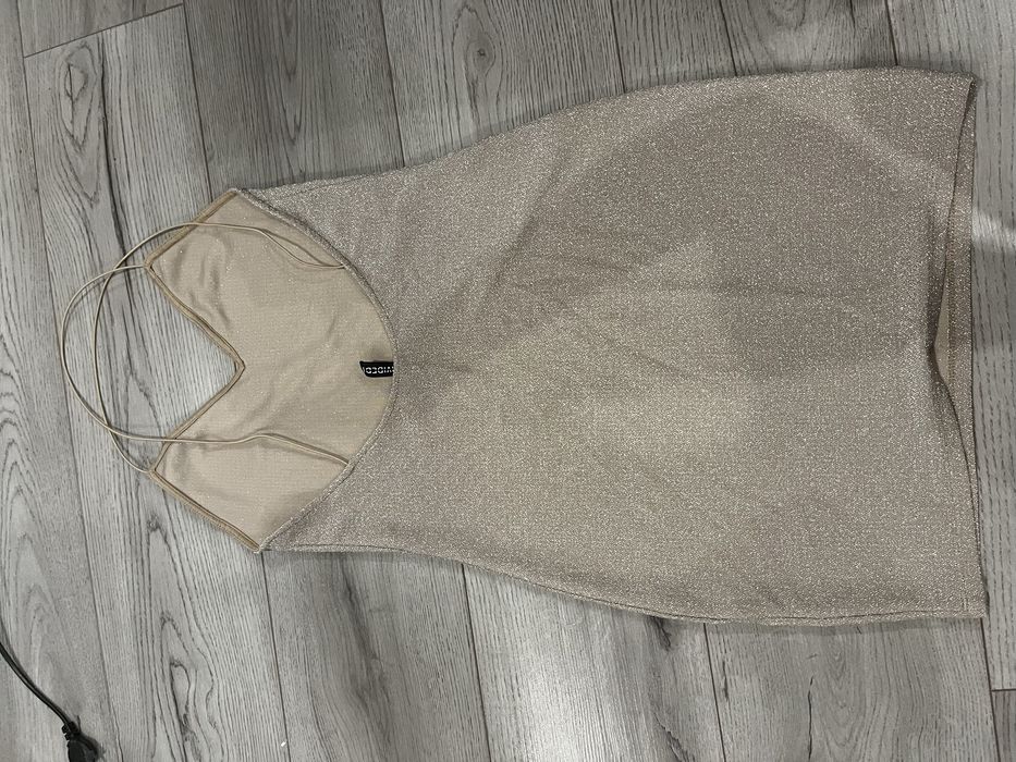 Рокля с гол гръб