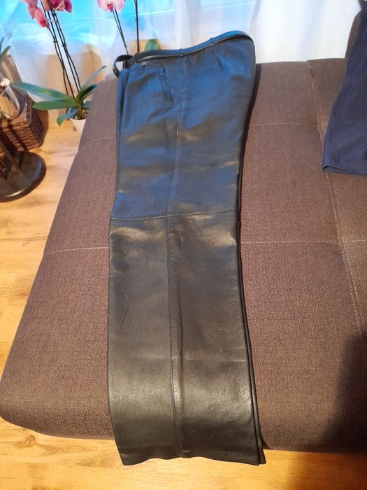 Vând pantaloni de piele