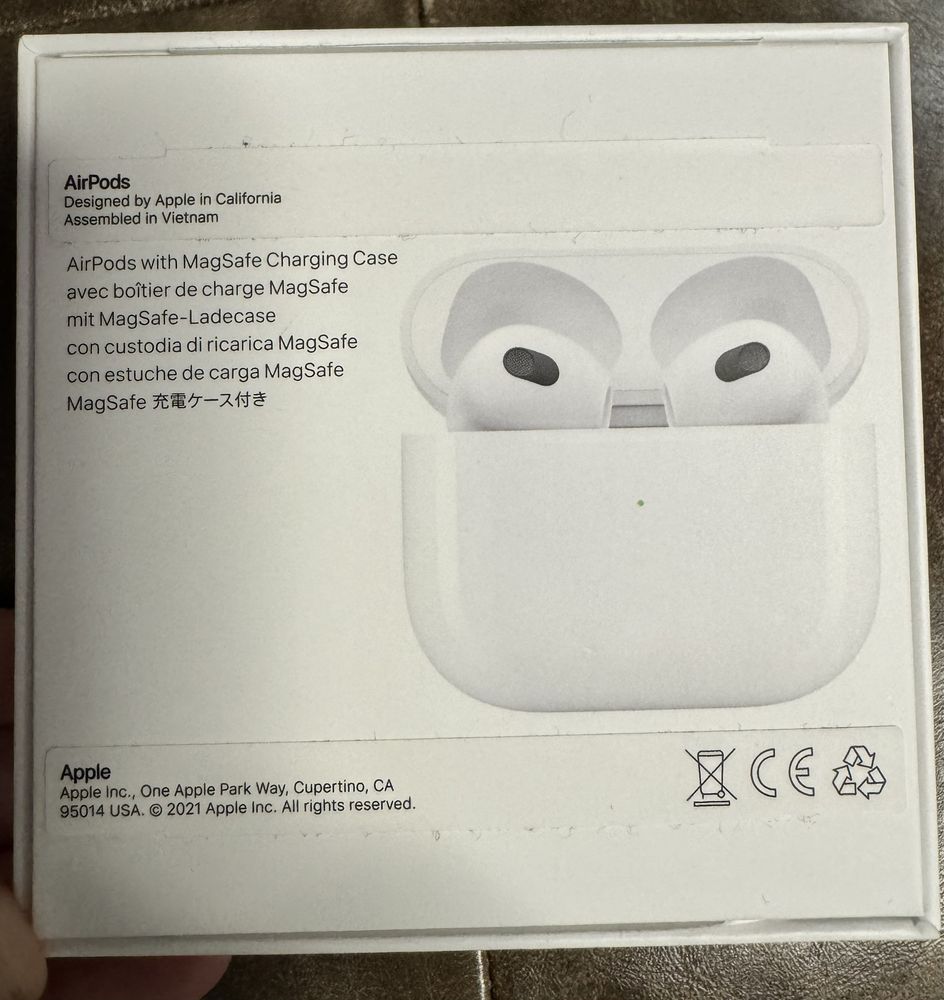 APPLE AirPods 3rd Generation with Lightning Charging Case