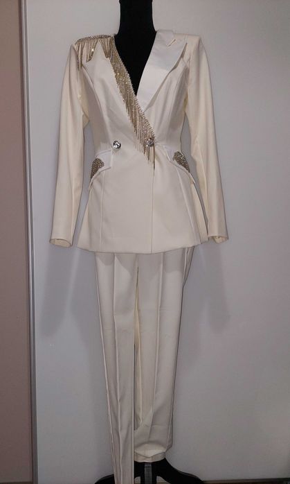 Compleu alb /costum sacou franjuri pietre,pantaloni talie inalta BBY