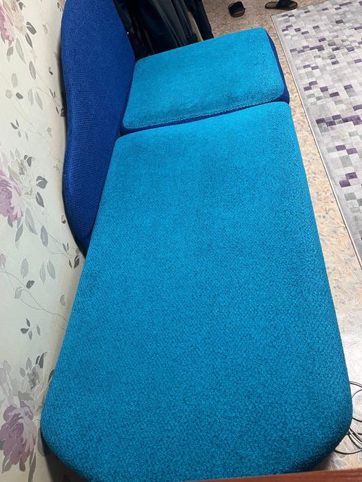 Продается синий диван