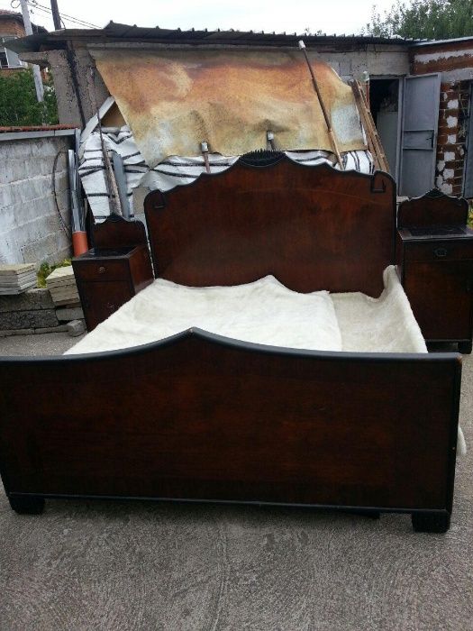 Продавам старинна спалня