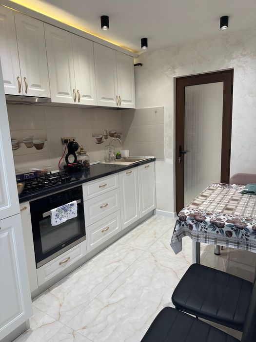 Vând apartament 3 camere