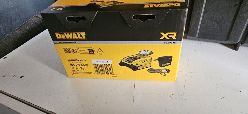Adaptor (încărcător) DeWalt DCB094K