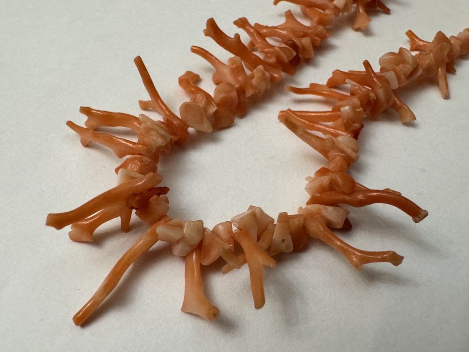 Colier din coral natural.