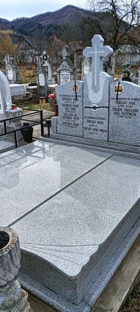 Monumente funerare
