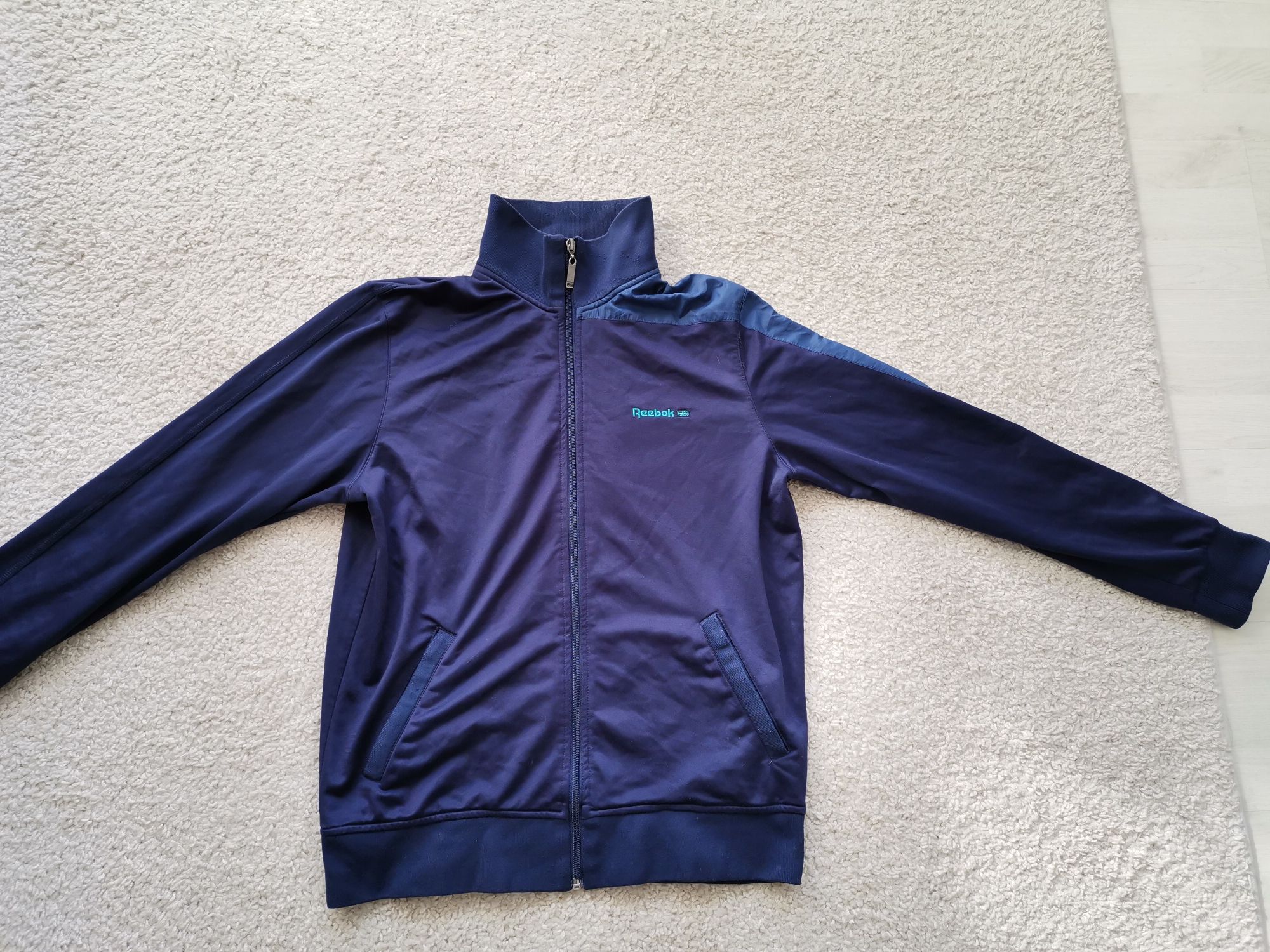 Vand Bluza sport Reebok model deosebit, produs de calitate import.