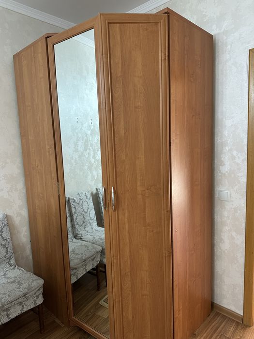 угловой шкаф и компьютерный стол