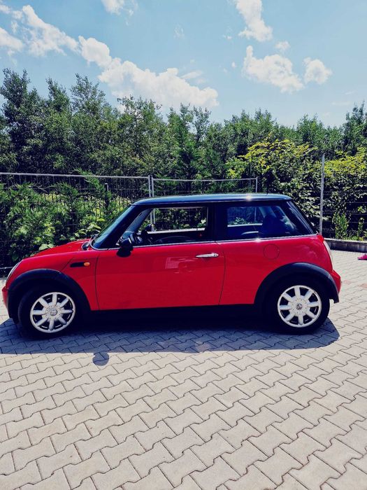 Mini Cooper 1.6 benzina, stare bună, roșu cu negru