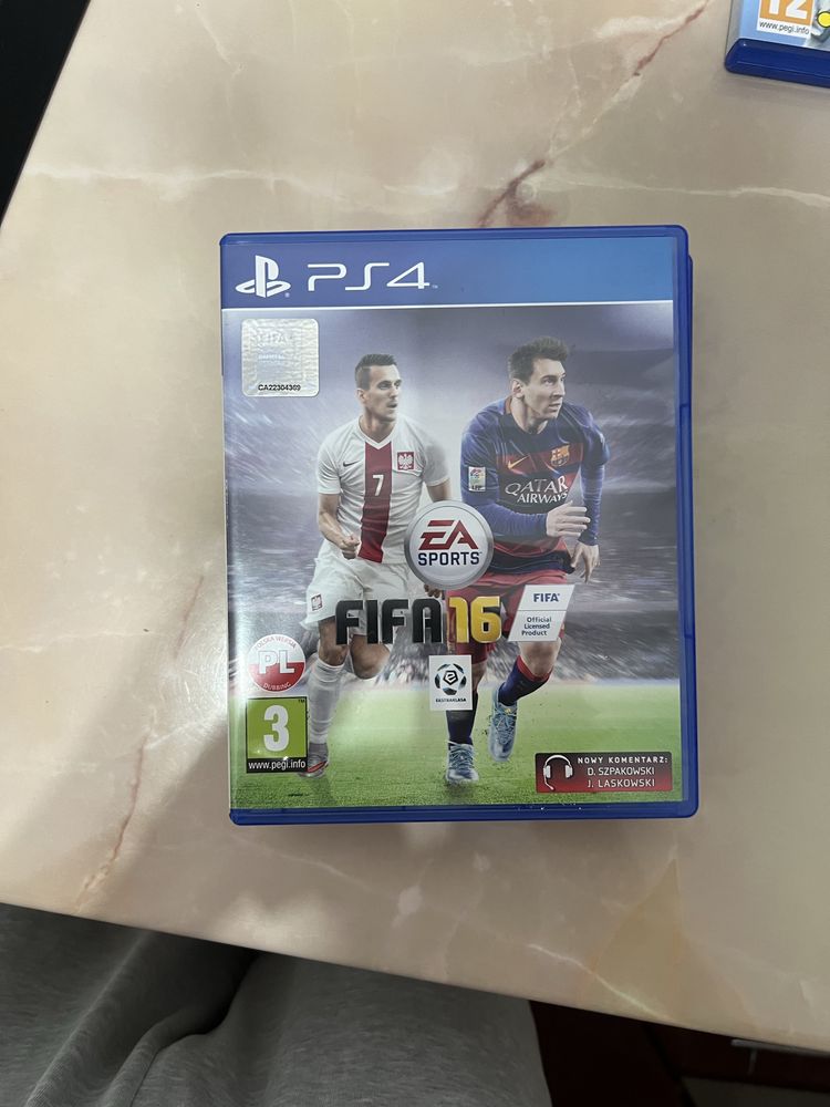Vand playstation 4 cu jocuri si controller