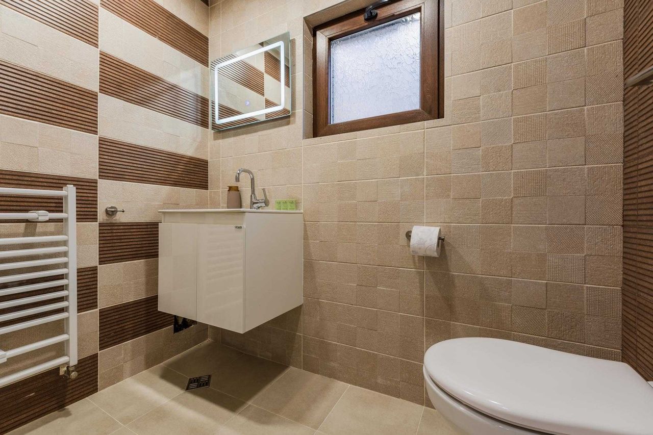 Дава се под наем Къща в с. Здравец, Област Варна - 420 кв.м за 2500 € - Снимка #10