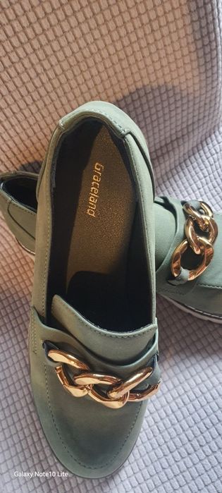 Продавам дамски обувки 39 размер.