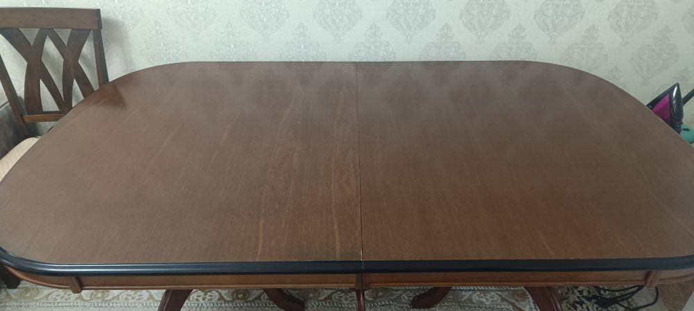 Гостинный деревянный стол