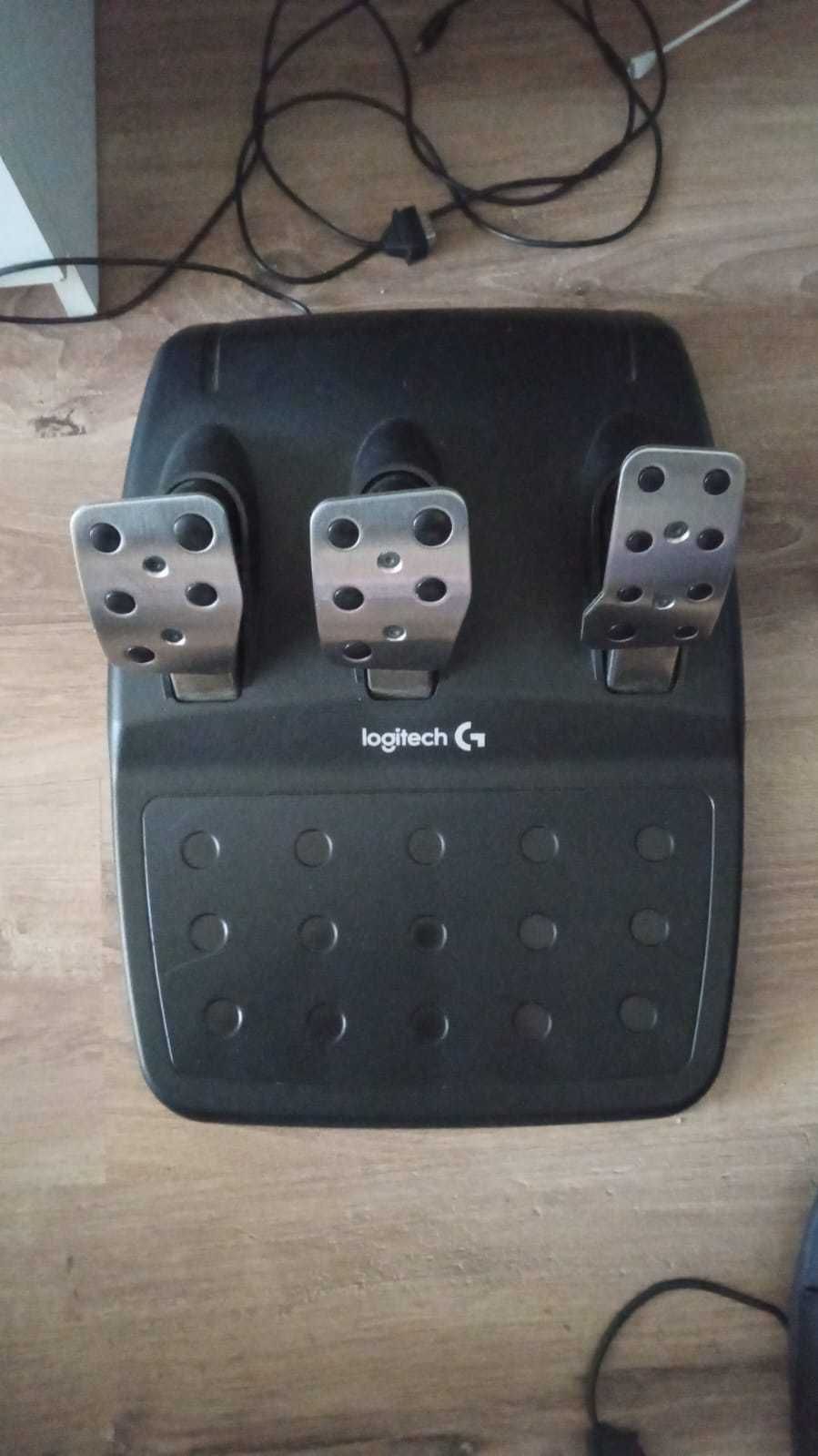 Vând Volan Logitech G920 Pedale+schimbator Ușor Neg