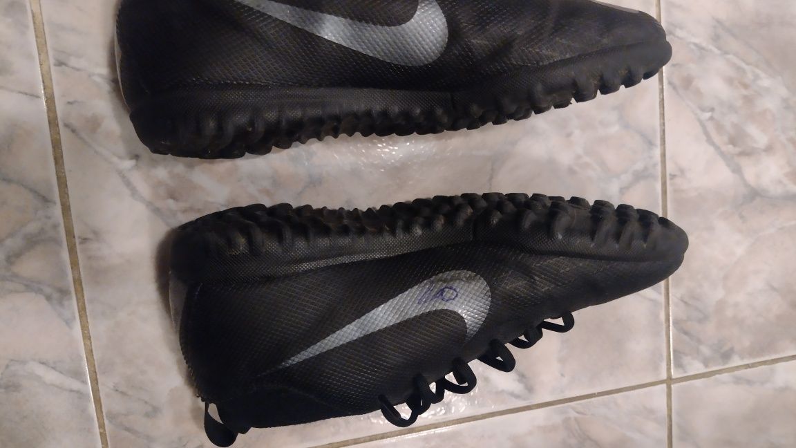 Adidași Nike mercurial