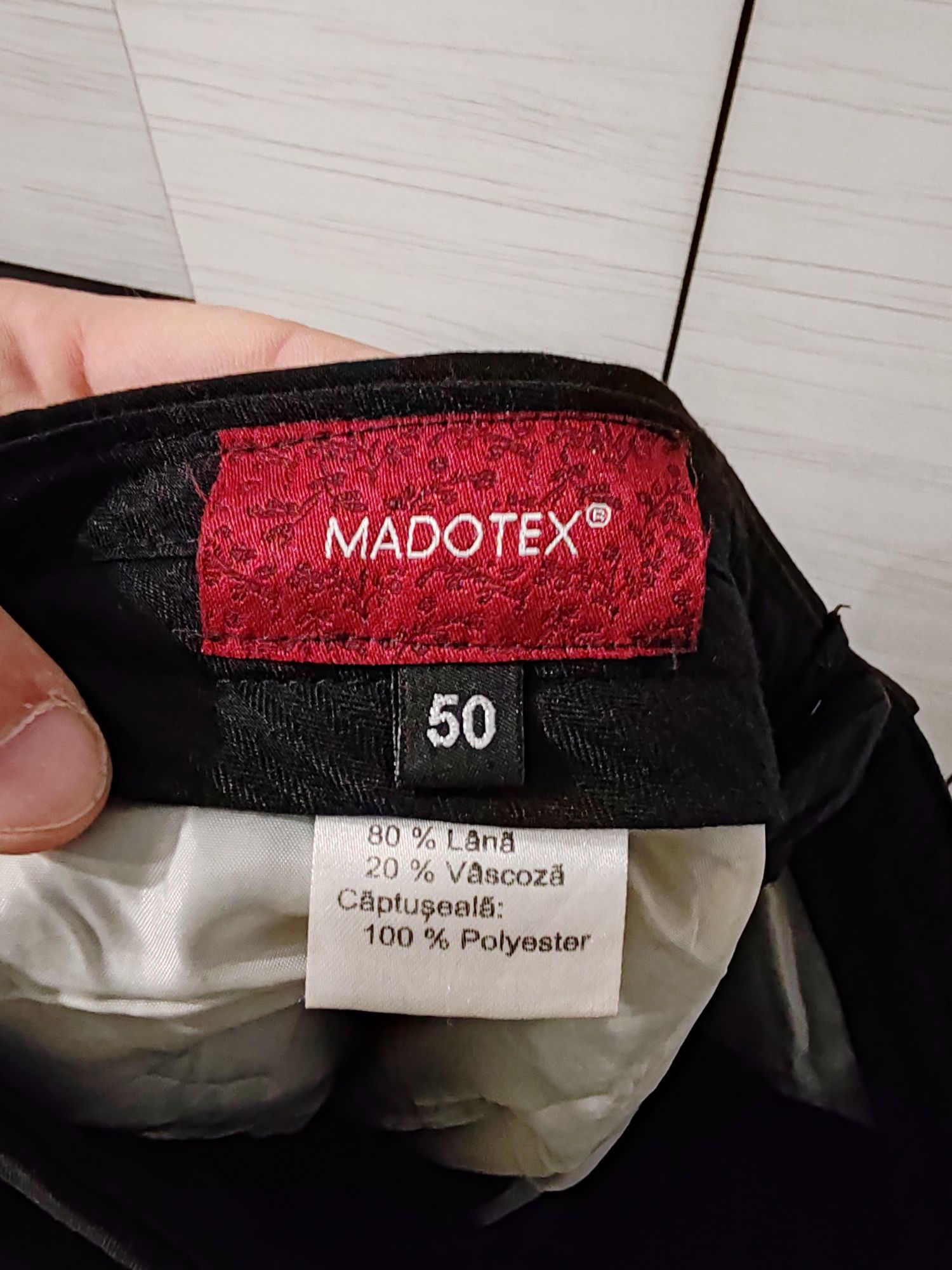 Vând costum de nunta bărbătesc marimea 50 (pantaloni +sacou)