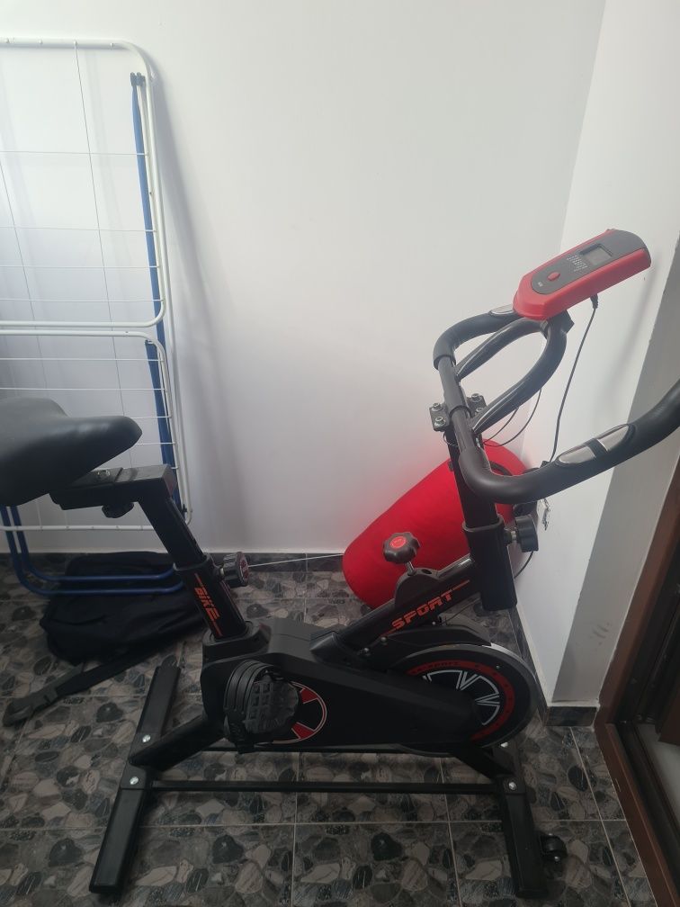 Vand bicicleta fitness cu afișaj electronic