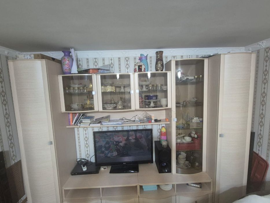 Мебель Горка для зала в отличном состоянии.Свет бежовый.