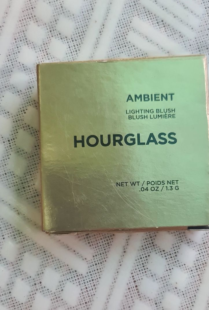 Продавам нов руж травъл размер на Hourglass с цвят Diffu
