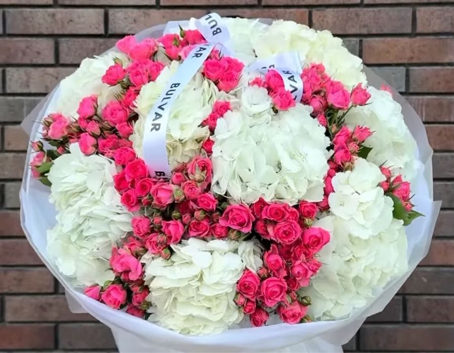 Цветы Гортензии и спрей роз