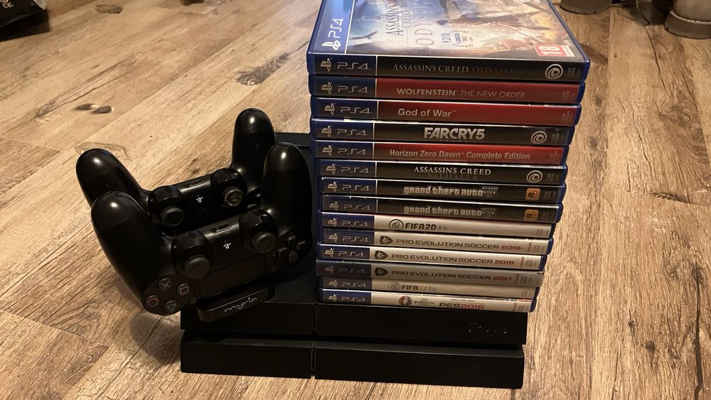 Vand PS4  1TB SSD cu 2 controlere si 13 jocuri