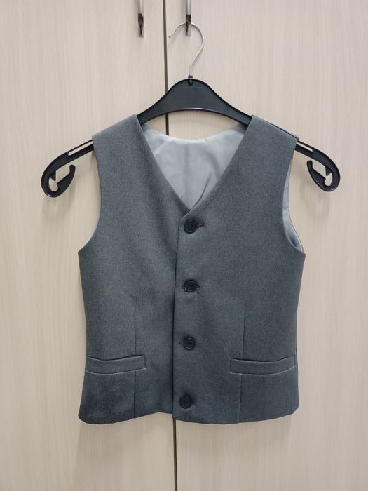 Продам жилет на мальчика 5-6 лет