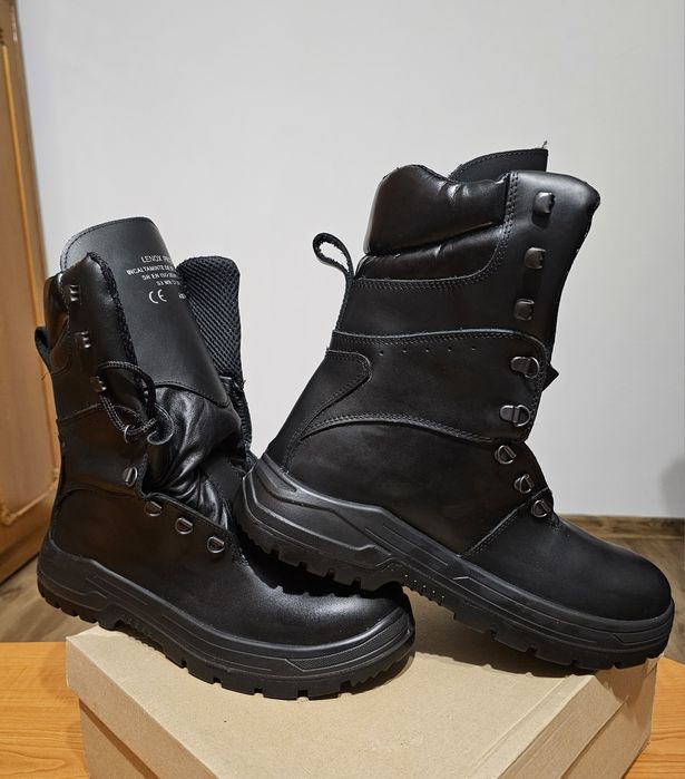 Bocanci înalți, impermeabili, îmblăniți cu bombeu metalic