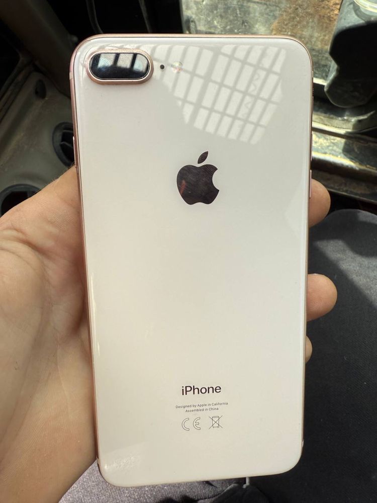 Продам айфон 8 plus в отличном состоянее на 64 гб