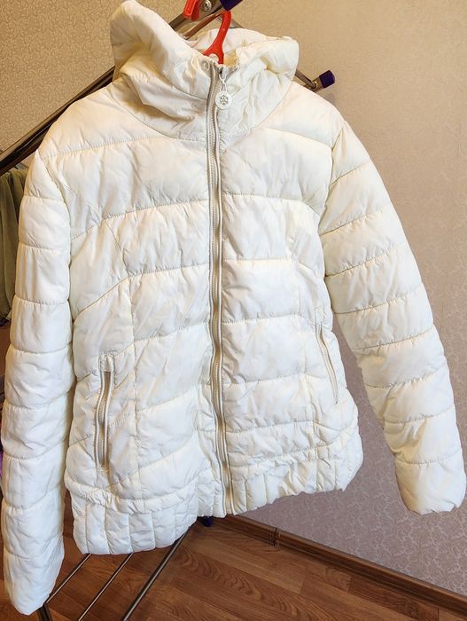 Женская куртка молочного цвета