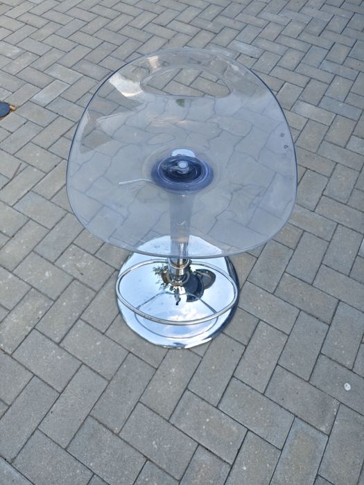 Продавам бар стол