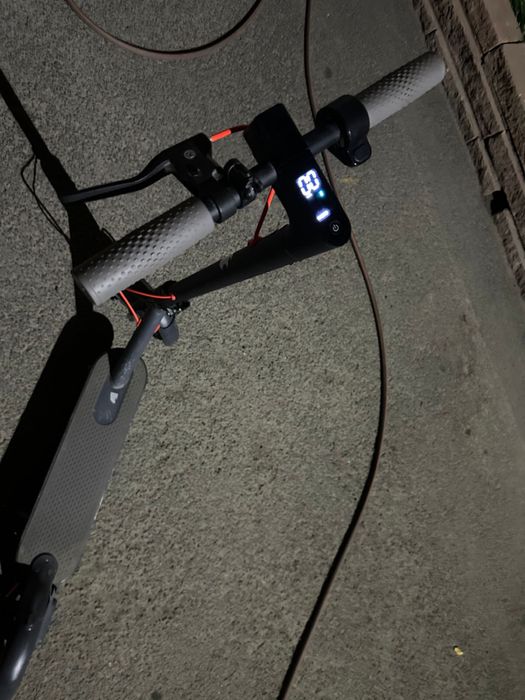 Продам электро самокат ксяоми хороший самокат едет 30 км в час