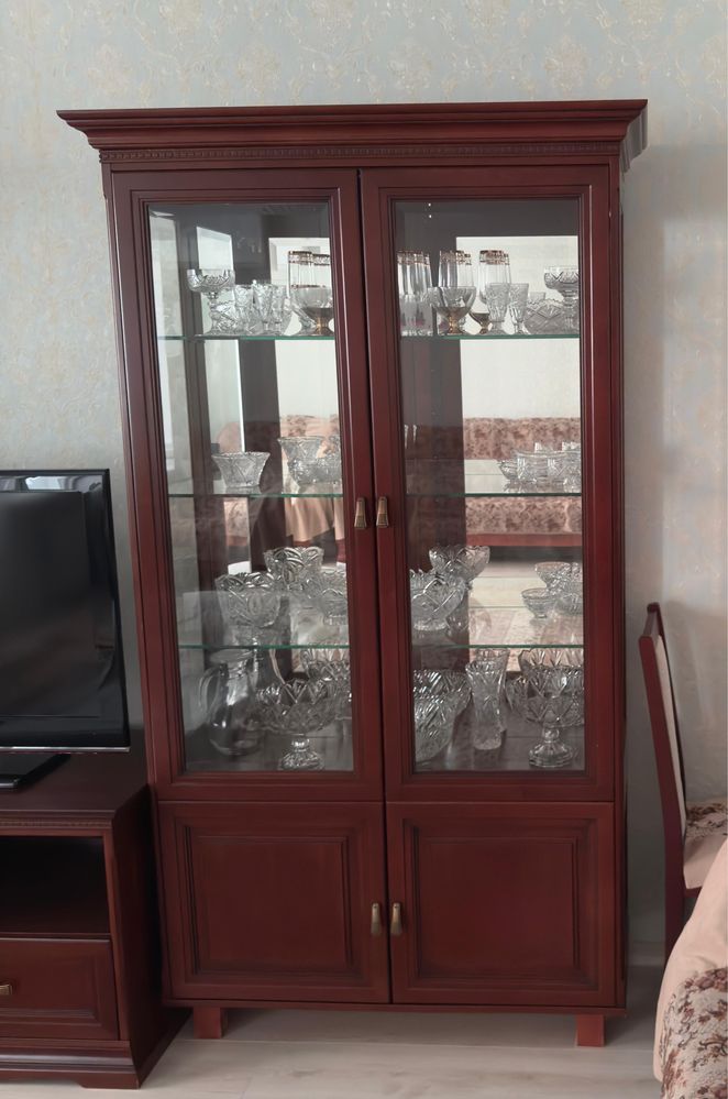Продается тв зона, сервант в отличном состоянии
