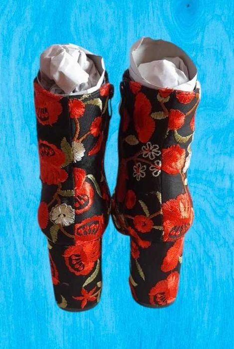 Botine cu toc gros si broderie florala