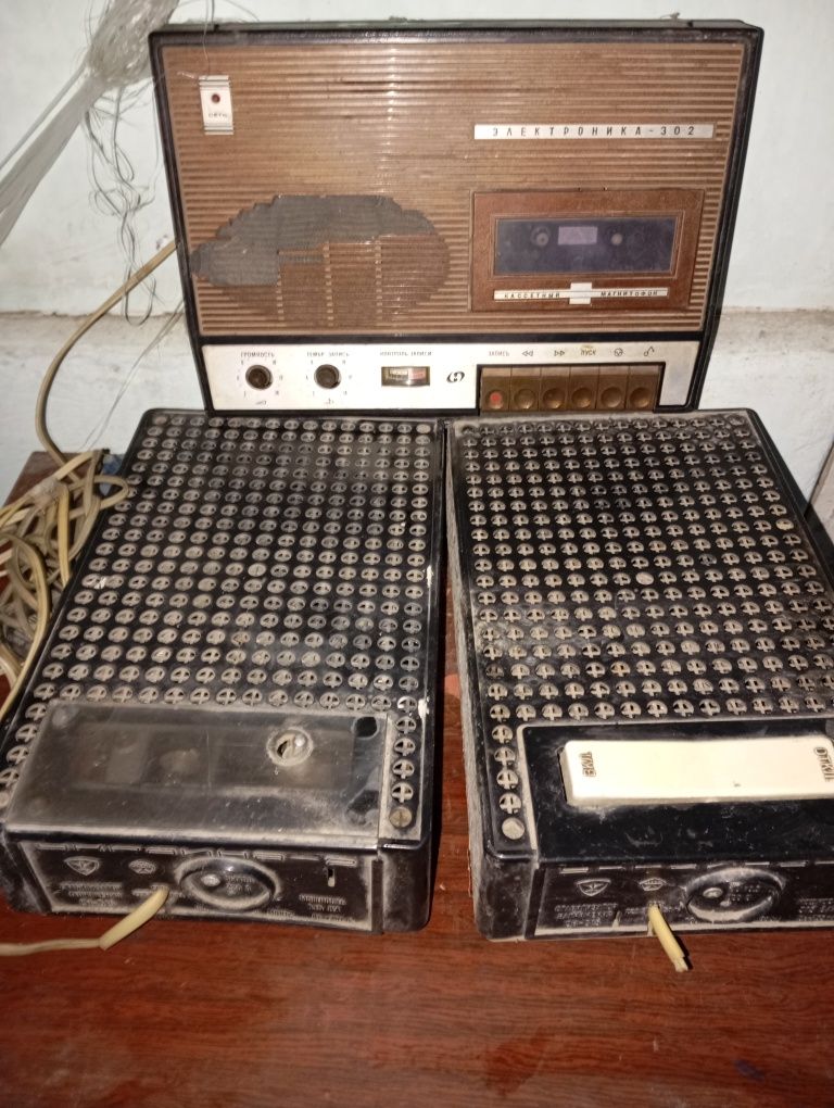 Стабилизаторы советские 2 штуки и магнитофон электроника настенный