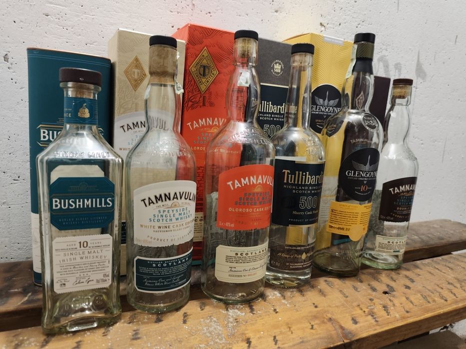 Празни бутилки от малцово уиски с кутия