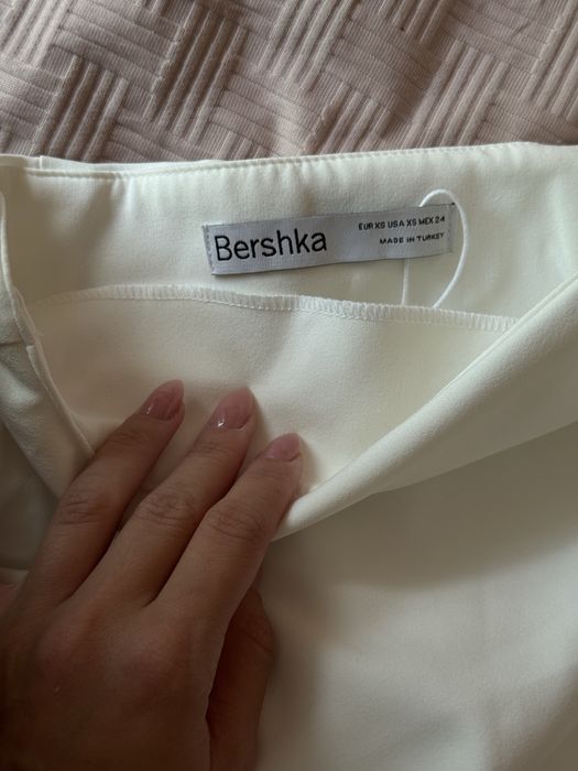 Бяла асиметрична пола Bershka Xs