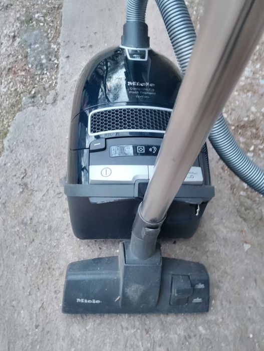 Прахосмукачка робот Miele  CX1 и Miele C3
