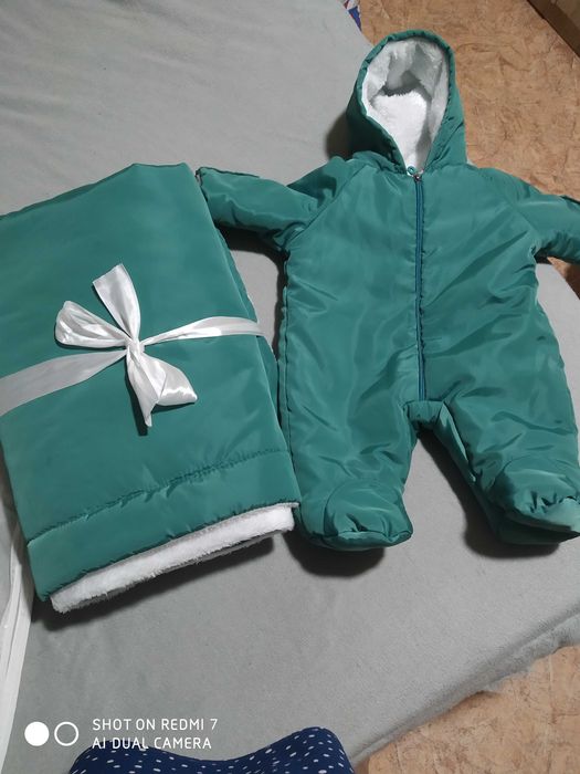 Конверт для выписки,комбинезон и одеяло,состояние нового